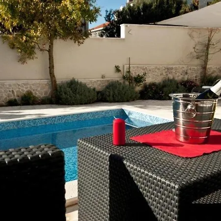 Gorgeous In Okrug Gornji With House Sea View Holiday home *